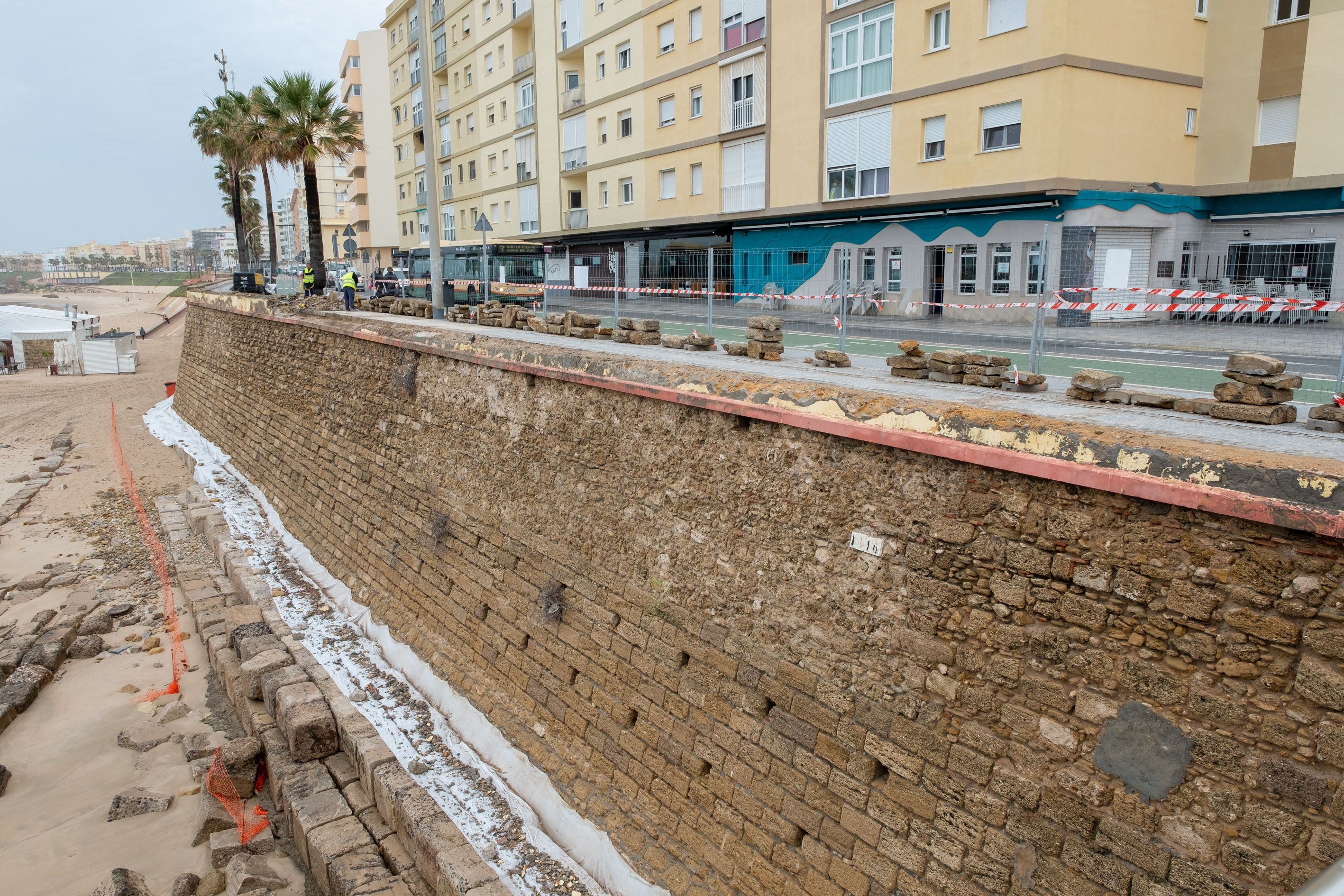 Comienzan a instalar una valla acristalada en el Paseo Marítimo de Cádiz.