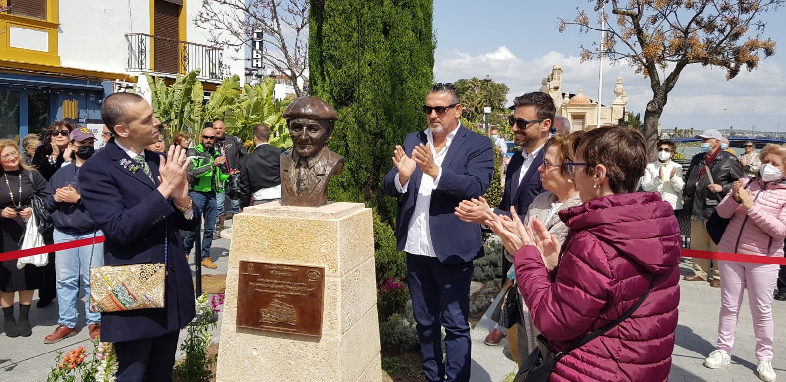 Inauguración del busto a Pepe el del Vapor en la avenida de la Bajamar en marzo.