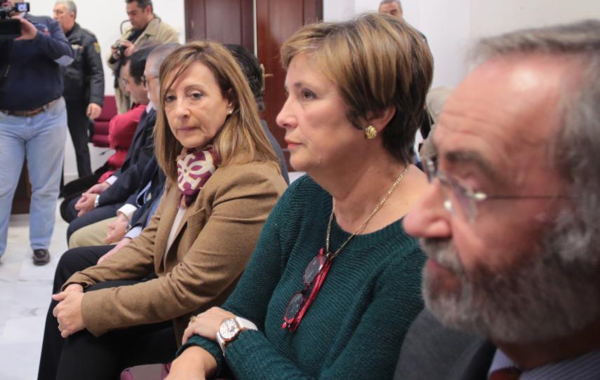 La exalcaldesa, junto a María del Carmen Martínez y Francisco Lebrero, en sede judicial por el caso PTA. FOTO: JUAN CARLOS TORO.