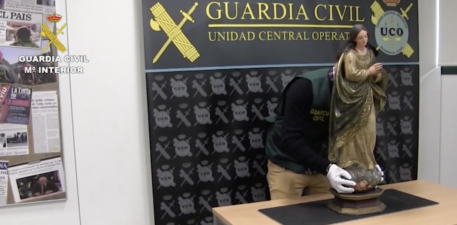 La Guardia Civil recupera una virgen desaparecida en Aznalcóllar.