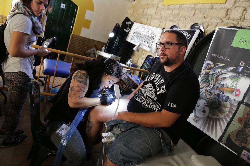 Una tatuadora sorda estadounidense realizando un 'tattoo' en una bodega de Jerez. FOTO: LVDS. 