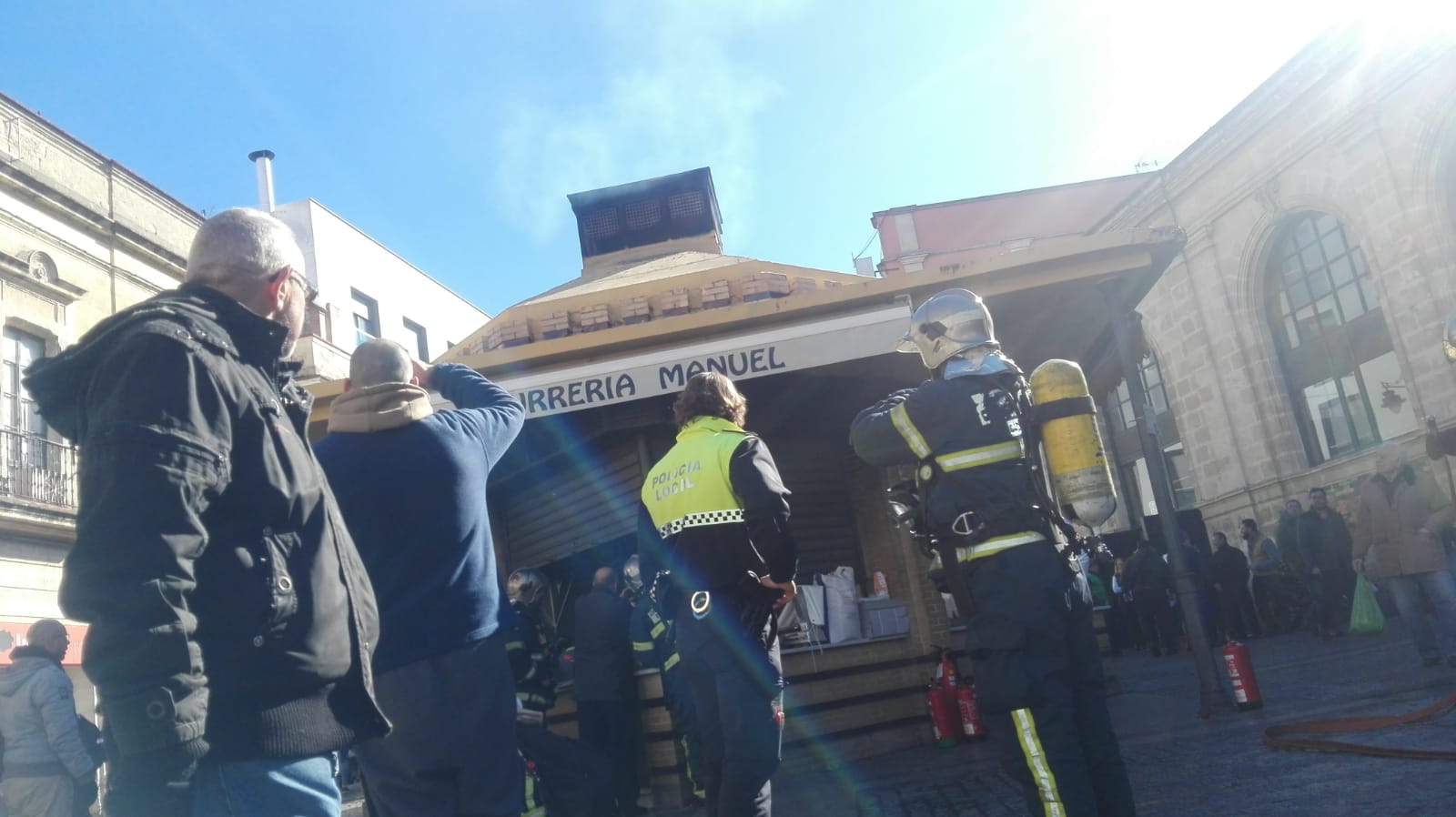 Bomberos y agentes de Policía en el lugar del suceso. FOTO: MANU GARCÍA. 