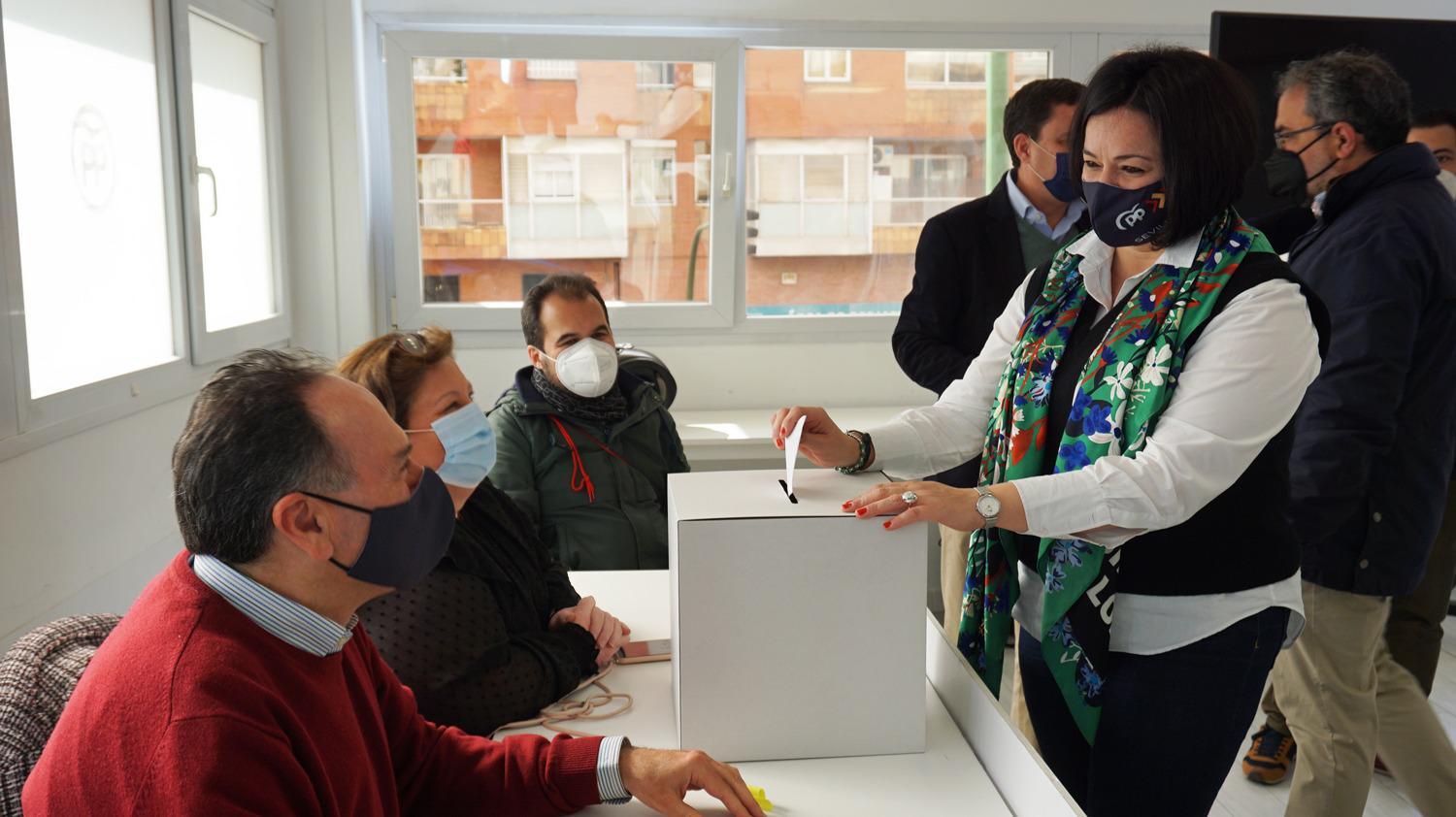 Virginia Pérez, presidenta del PP de Sevilla, votando a Feijóo