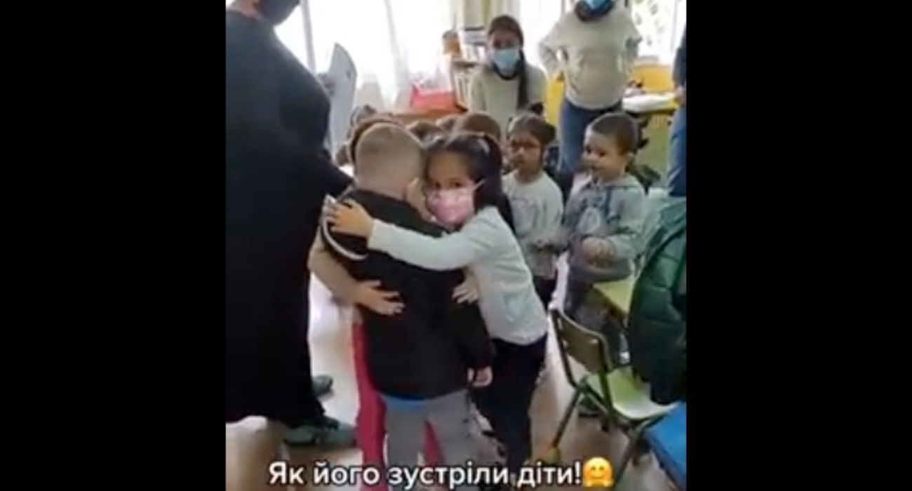 El tierno recibimiento en un colegio español a un niño ucraniano.