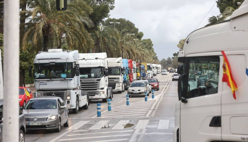 Caravana kilométrica y fuerte pitada en el centro de Jerez por la huelga del transporte.