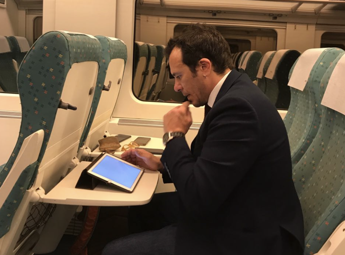 El alcalde de Cádiz, en el Alvia que conecta con Madrid, durante su pasada visita a Fitur.
