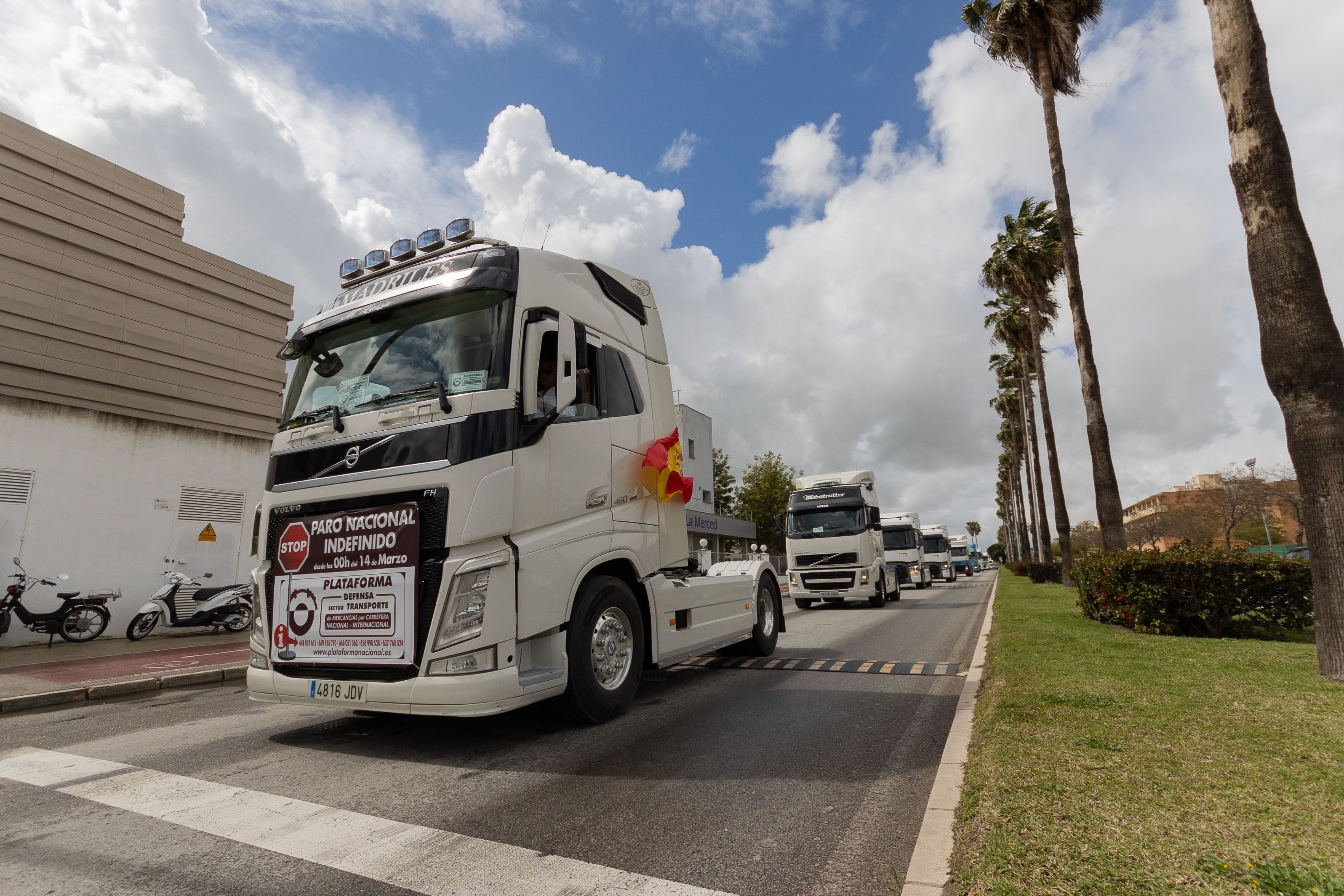El Gobierno subvencionará con 500 millones el gasóleo. En la imagen, marcha de camiones, este pasado lunes, por la avenida Puerta del Sur, en Jerez.