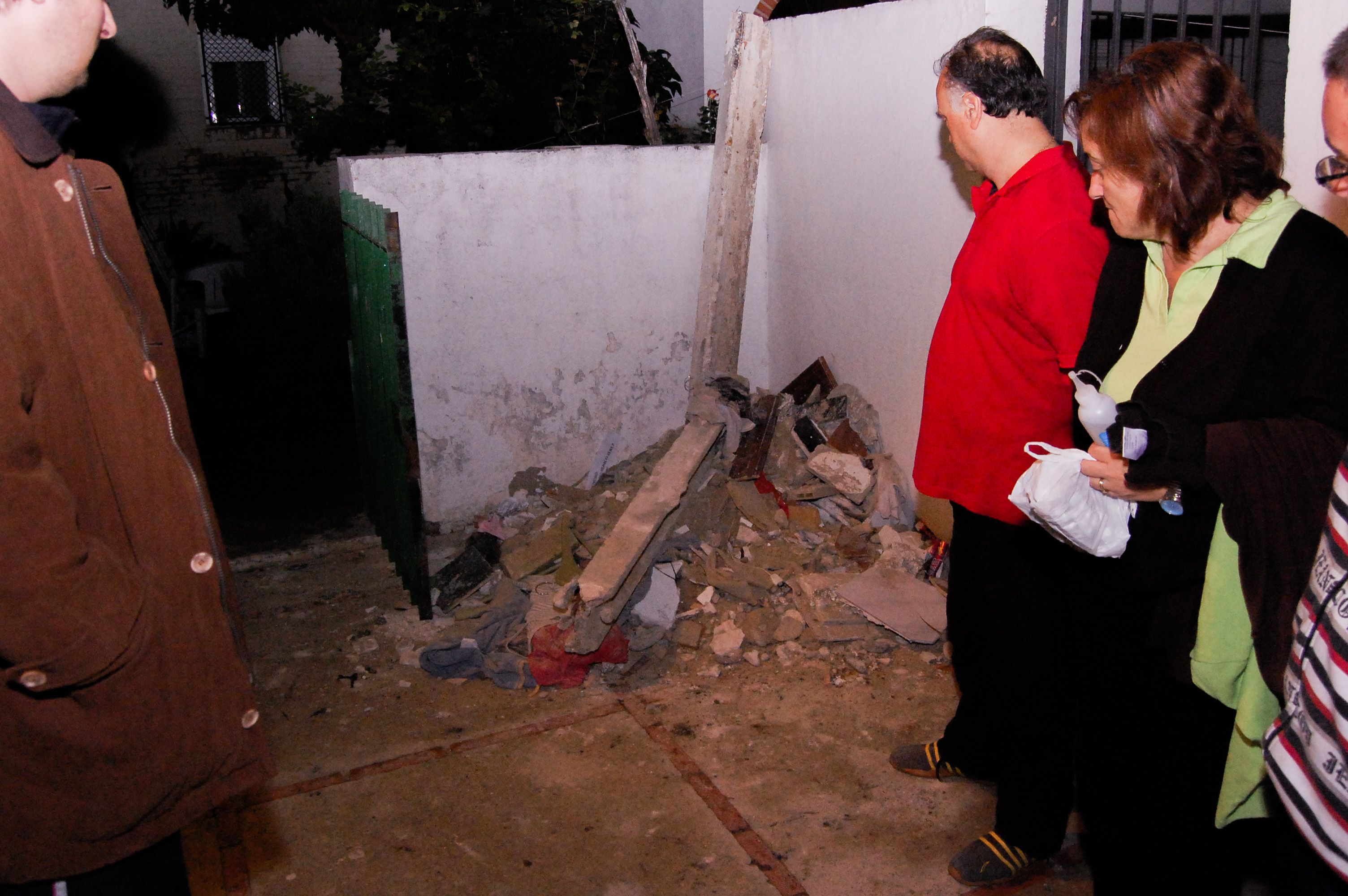 Derrumbe del techo de la vivienda de Paco Flores en 2008.