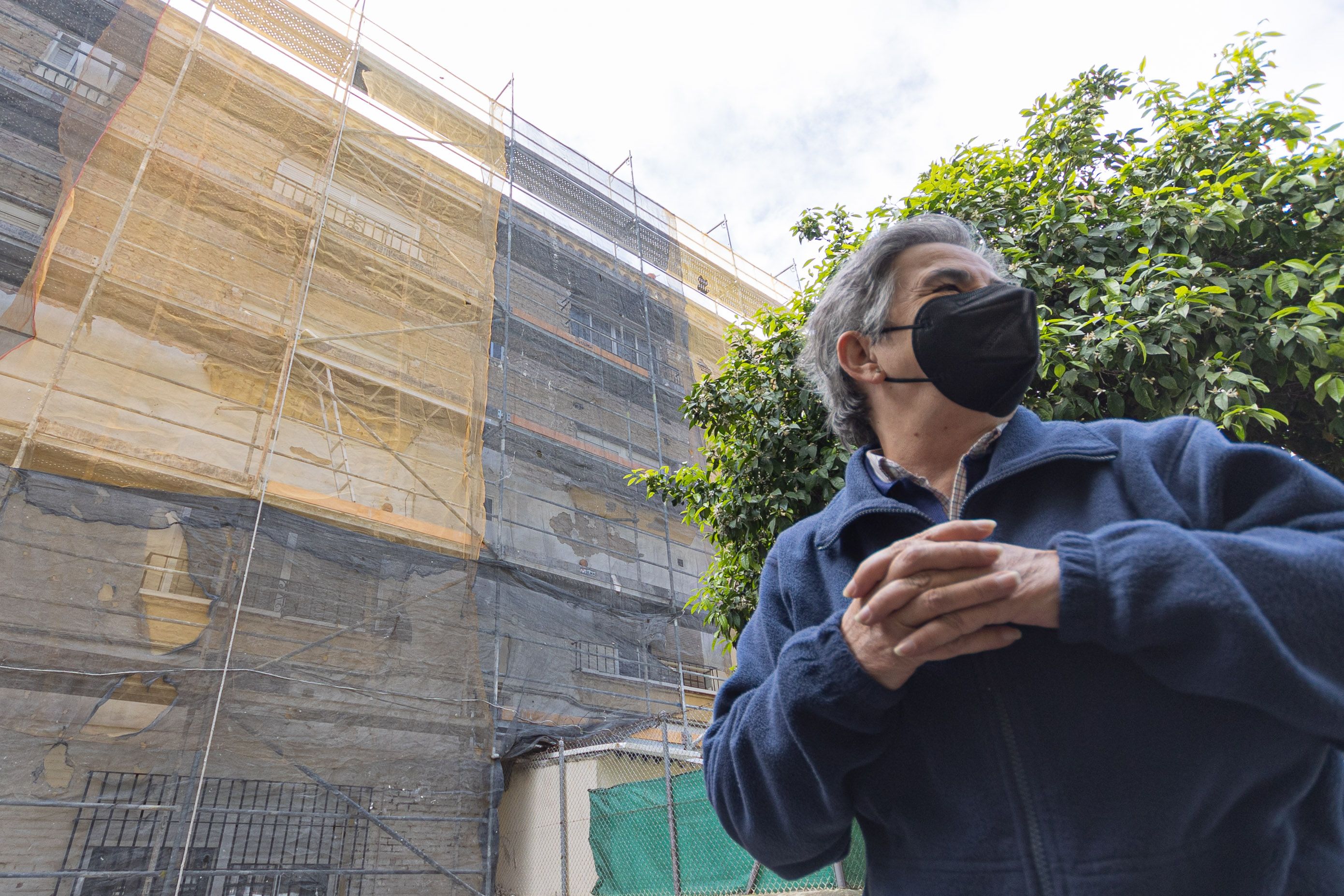 Loli frente a las obras del bloque de pisos.