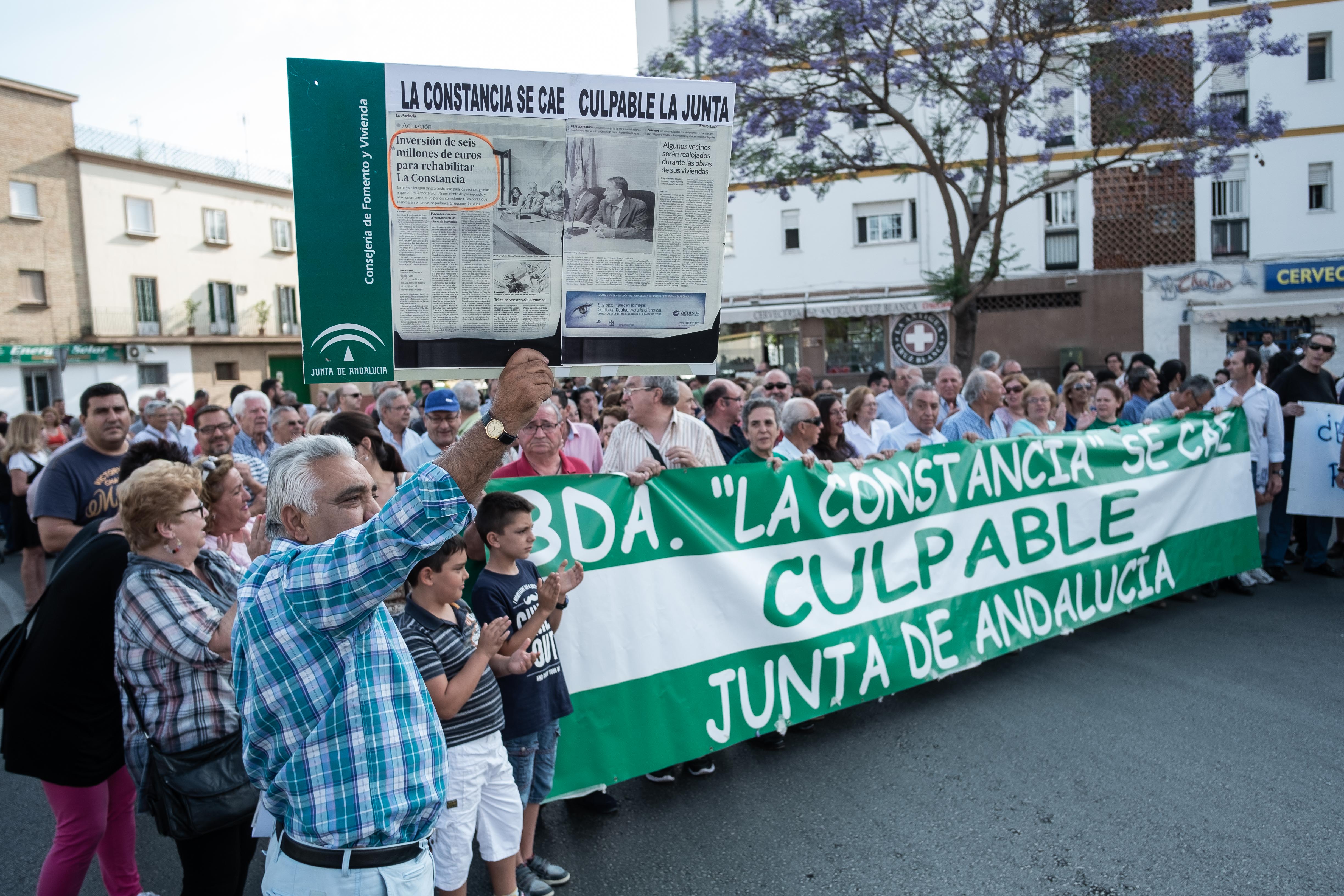 Una manifestación de los vecinos de La Constancia en Jerez.