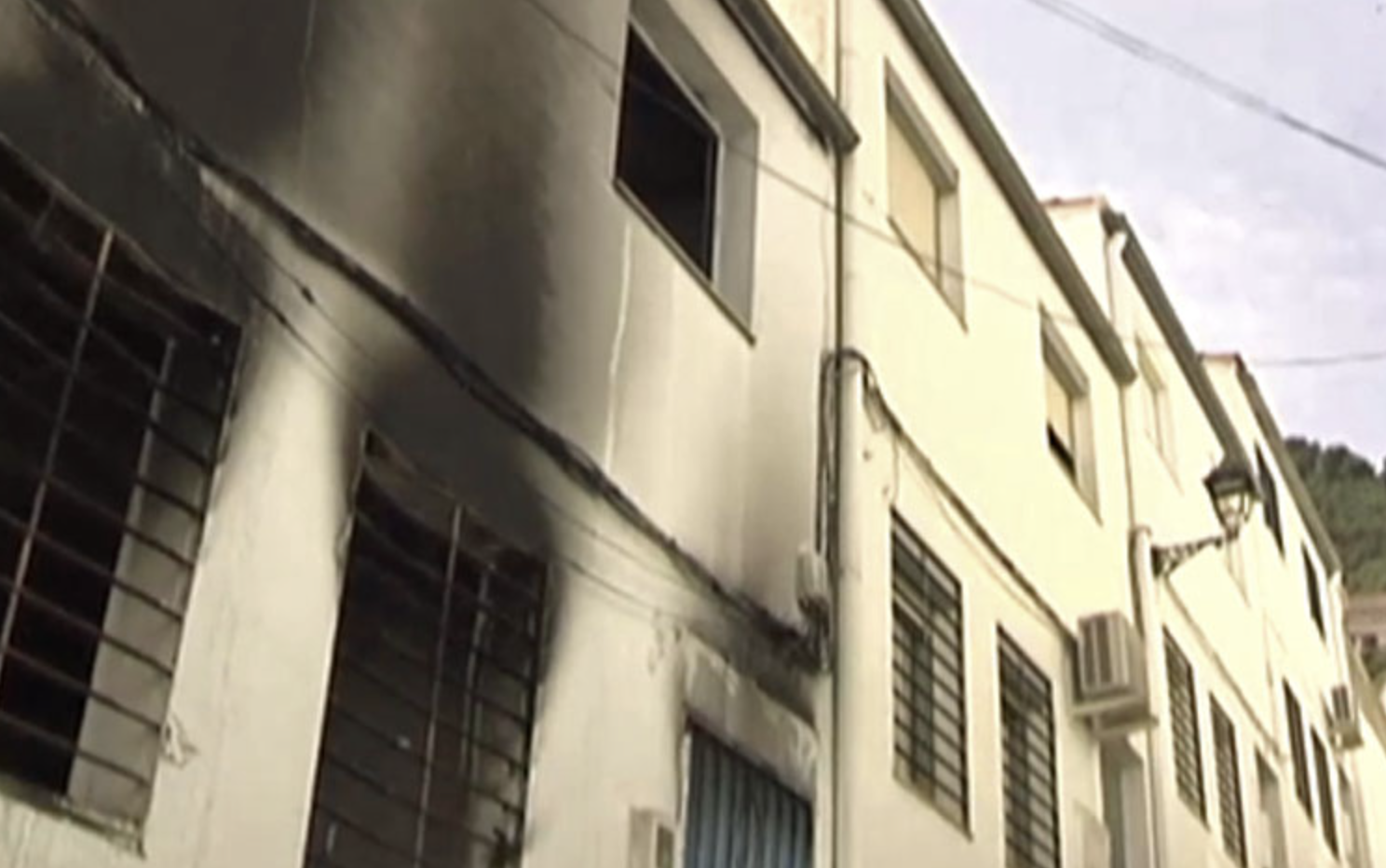 Casa incendiada en Jaén, siniestro que ha registrado un fallecido, un día antes del tiroteo que ha costado la vida a otro hombre.