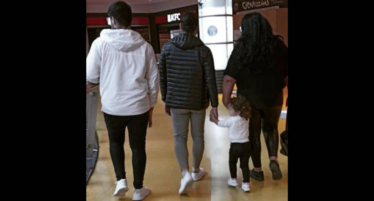 El emotivo reencuentro en Jerez de una madre con sus dos hijos y su nieta.