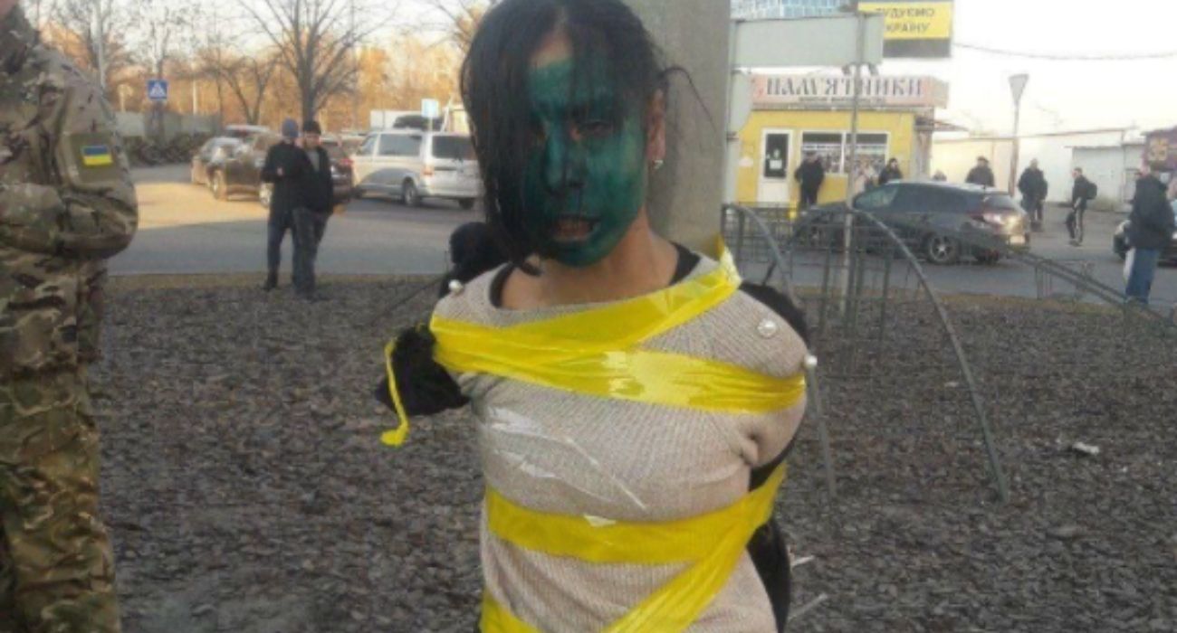 Una joven ucraniana con la cara pintada de verde.