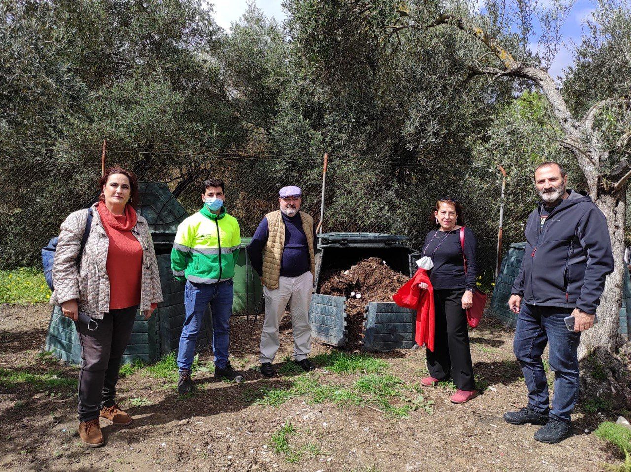 Los parlamentarios de Adelante Andalucía en una de las plantas de compostaje de la Sierra de Cadiz.