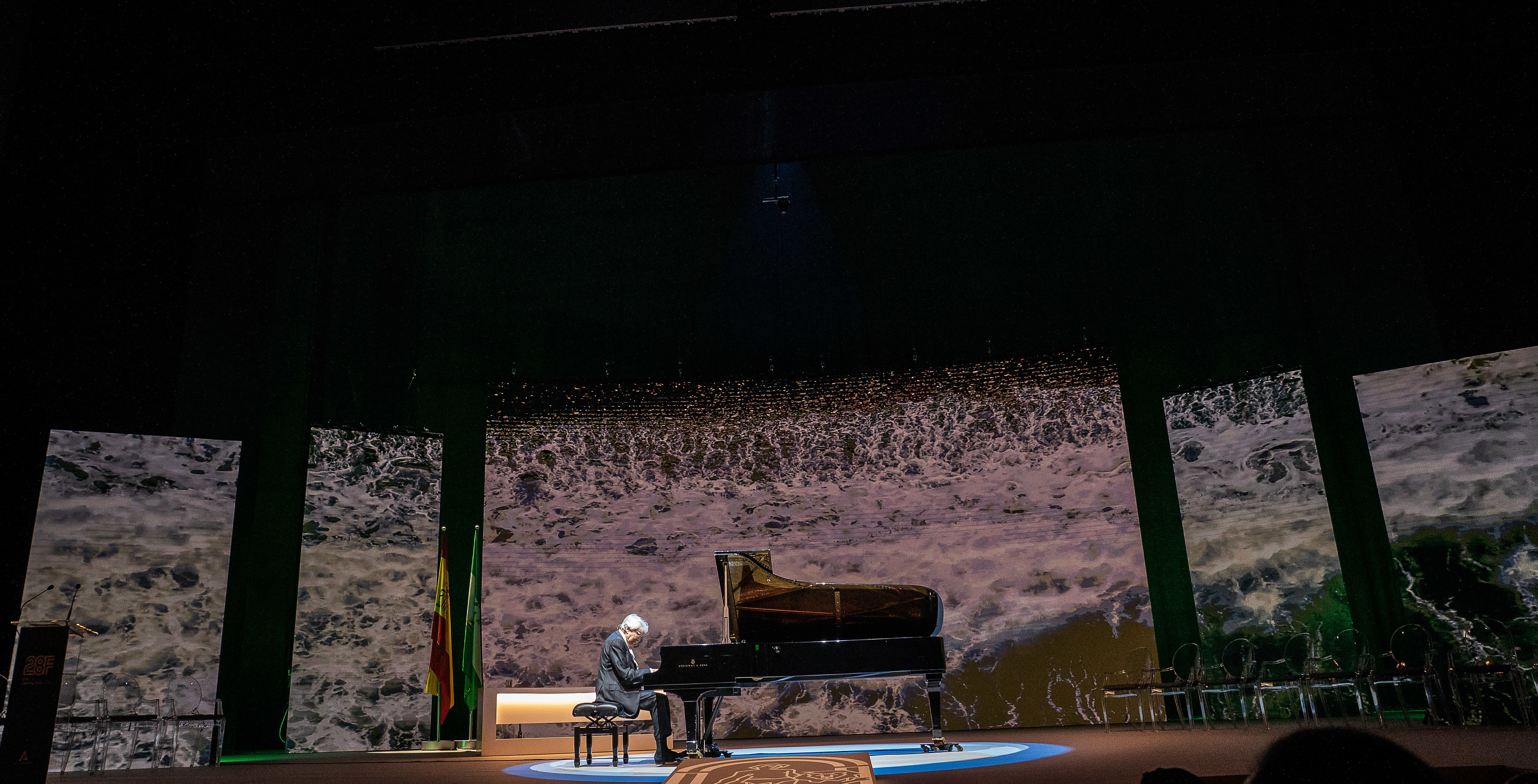 Manuel Alejandro, al piano, en la gala del 28F, este pasado Día de Andalucía en el Teatro de La Maestranza de Sevilla.