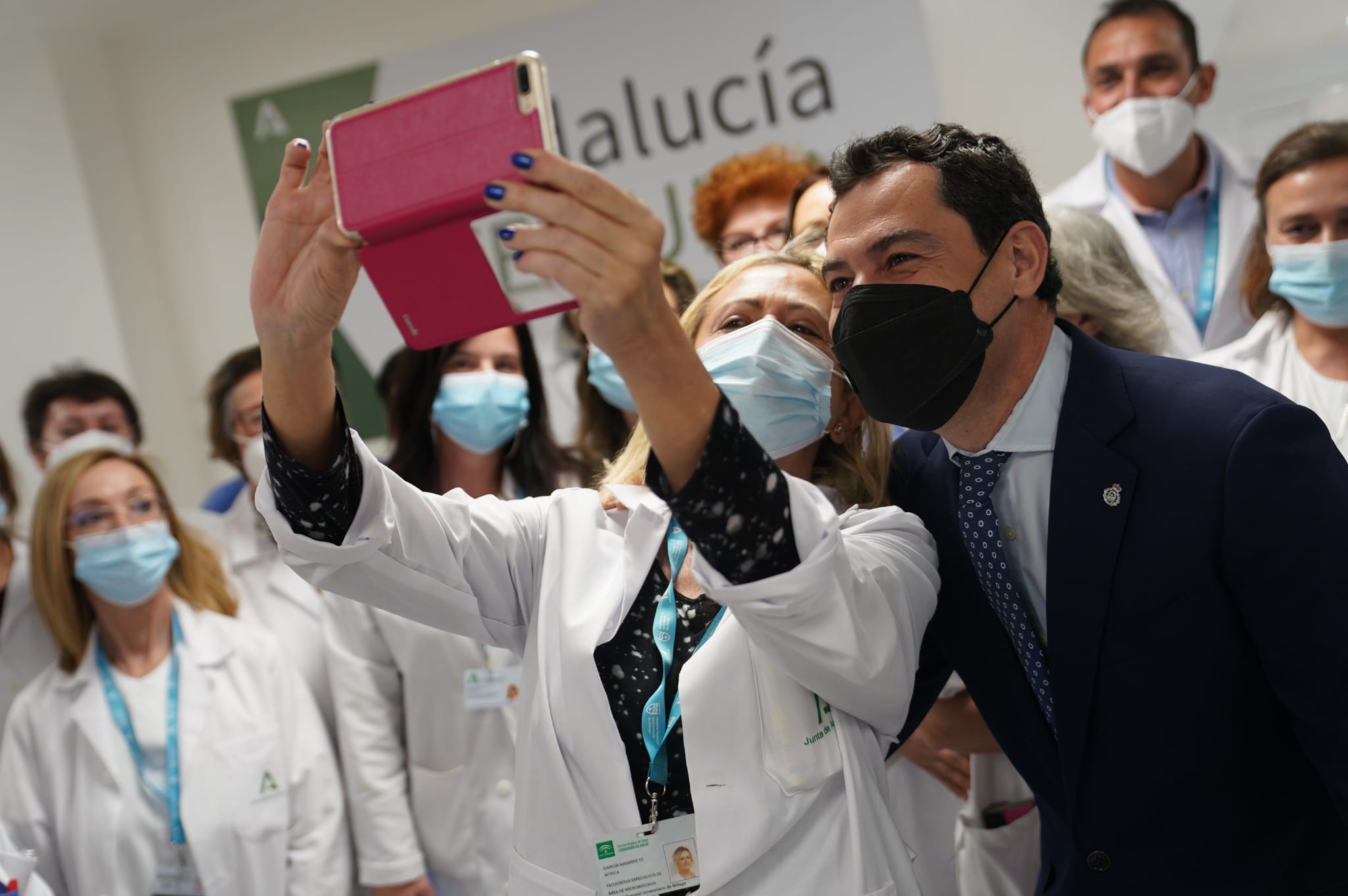 Moreno Bonilla, con un grupo de sanitarias en el Hospital Materno-Infantil de Málaga.
