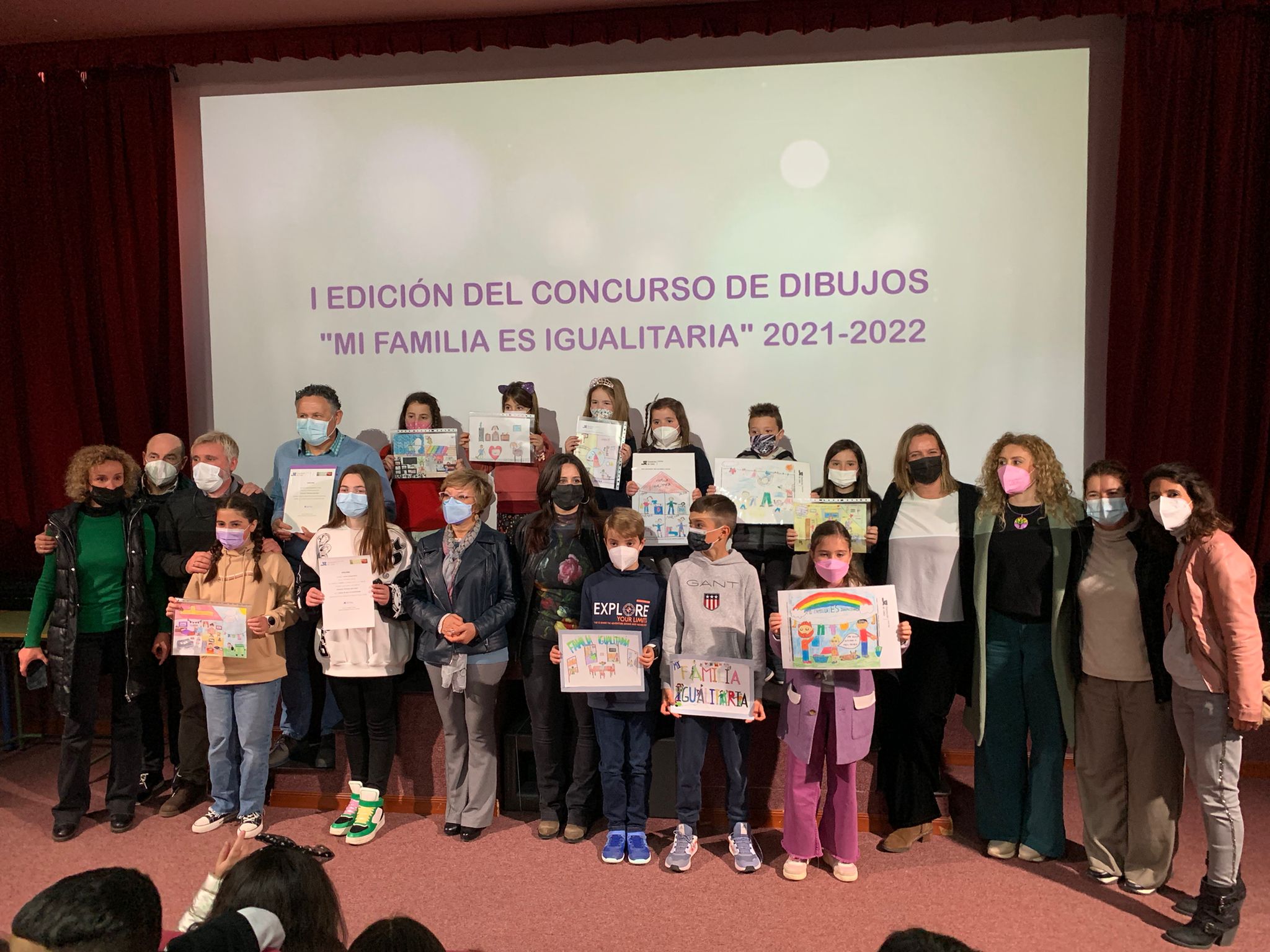 Los alumnos y representantes de los centros premiados con sus dibujos y poemas.