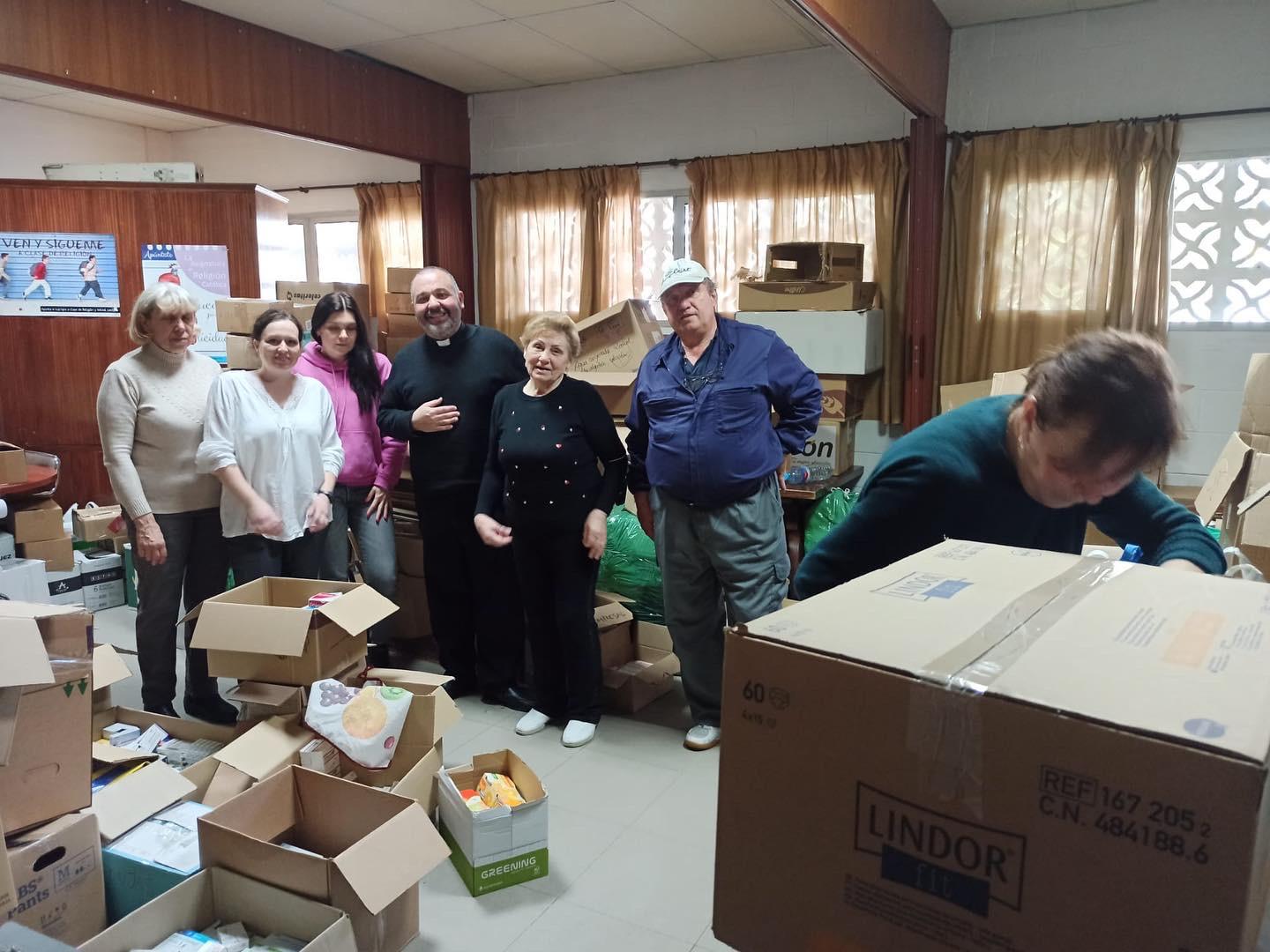 Las hermandades de Jerez envían material sanitario a Ucrania. El párroco de San Benito, Lorenzo Morant, junto a miembros de la comunidad ucraniana con el envío de la Unión de Hermandades.
