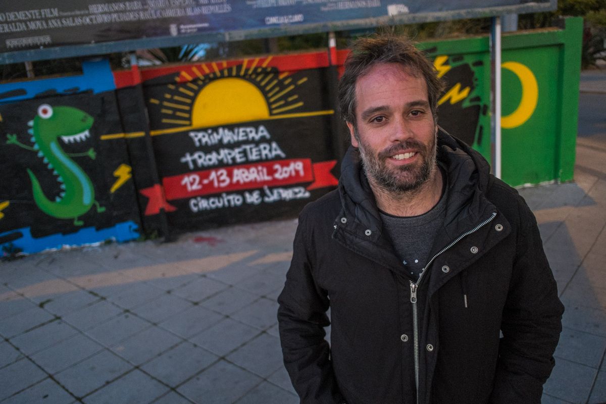 El director del Primavera Trompetera Festival, Miki Gutiérrez, posa ante un mural urbano dedicado a su evento en la rotonda de la Venencia, en Jerez. FOTO: MANU GARCÍA