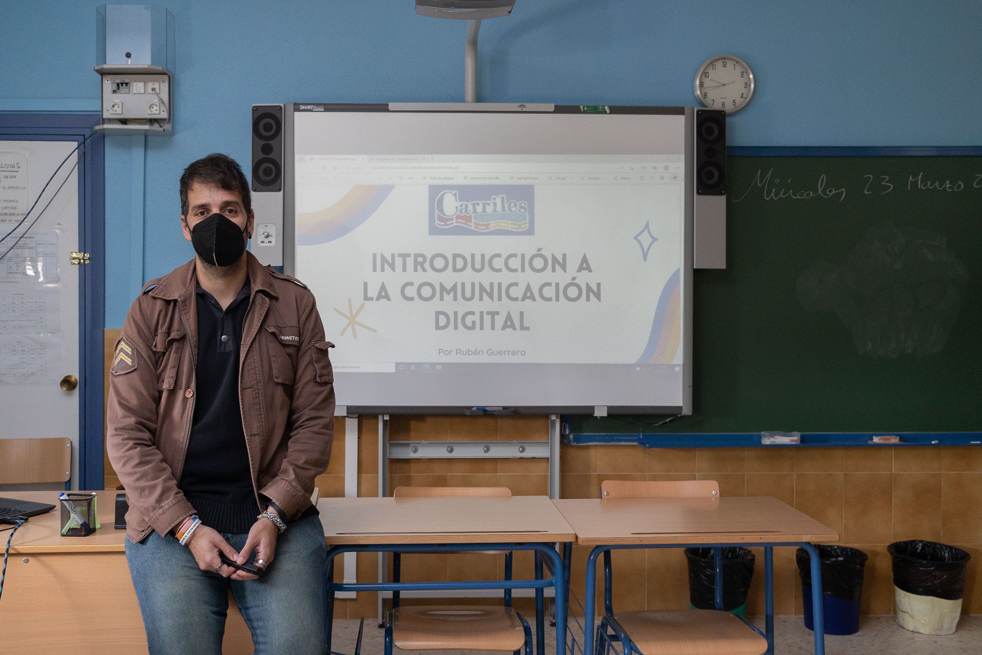 Rubén Guerrero imparte dos horas de taller en la clase de quinto de Primaria.
