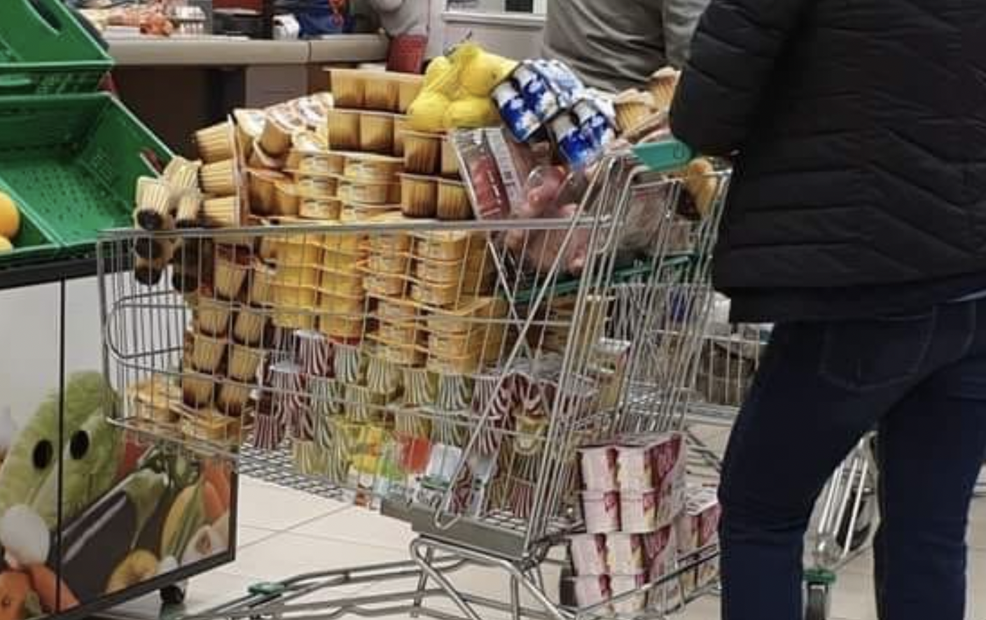 Un carro atestado de flanes y lácteos en un Mercadona, en una imagen que se ha viralizado por Twitter.