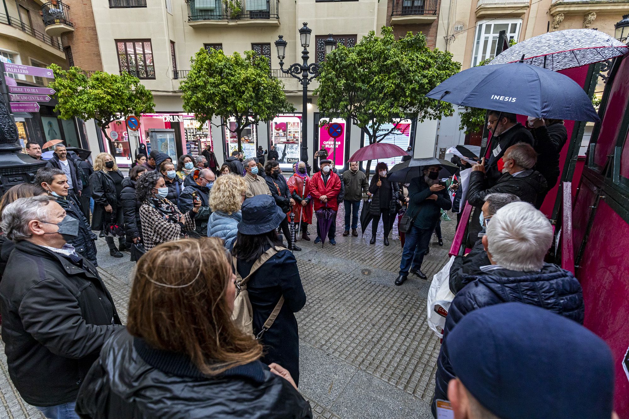 Concentración en Cádiz para protestar por la subida de precios.   GERMÁN MESA