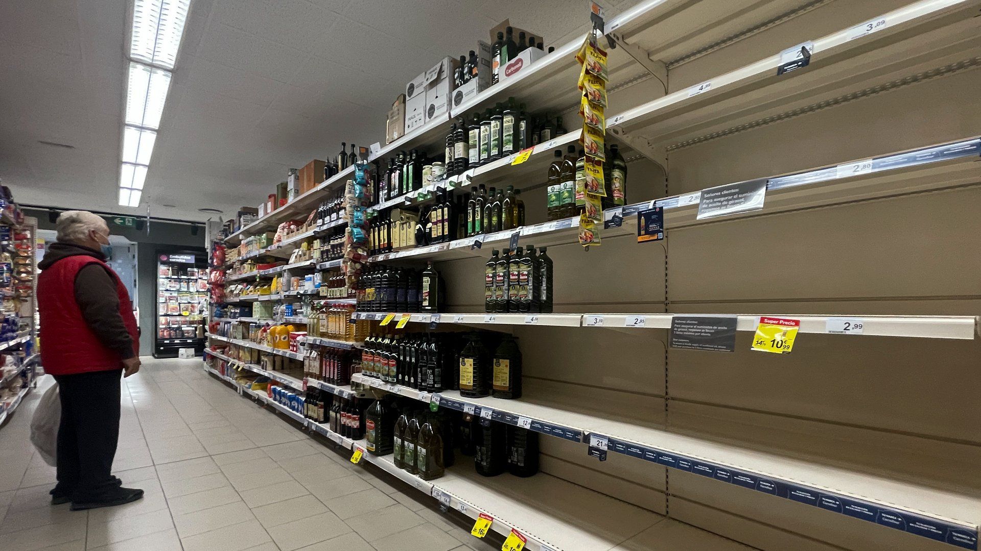 Los supermercados advierten de riesgo de desabastecimiento por otro paro en el transporte. Un cliente, en el pasillo del aceite de un supermercado.