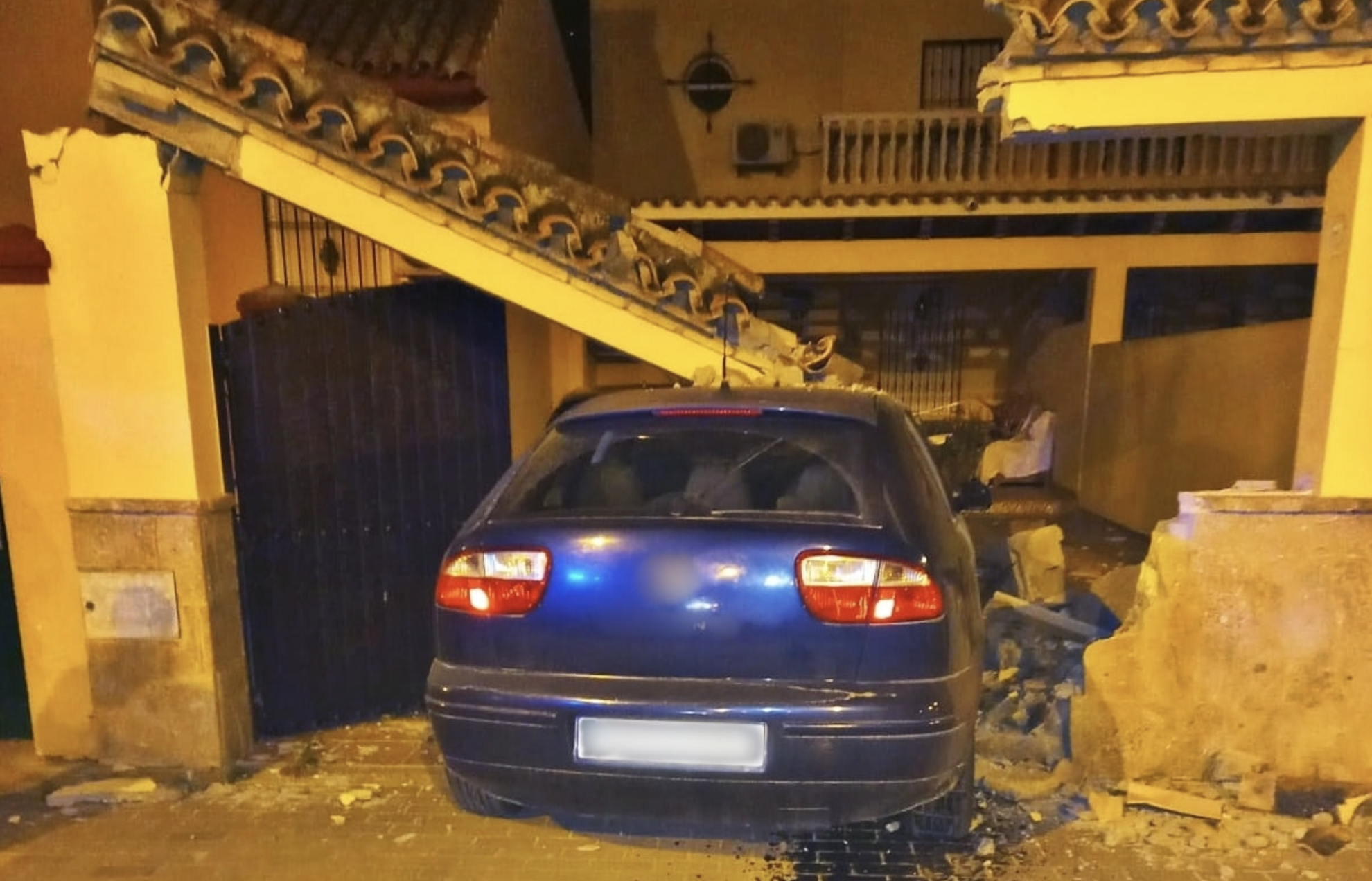 Un coche se empotra contra un chalet en Chipiona.