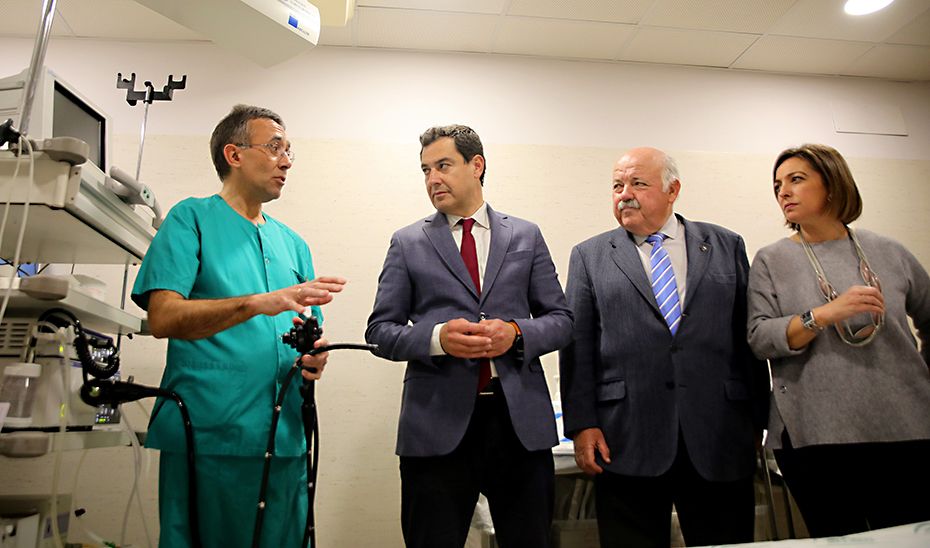 El presidente Juanma Moreno atiende a un facultativo durante su visita al Hospital Reina Sofía de Córdoba. FOTO: JUNTA DE ANDALUCÍA