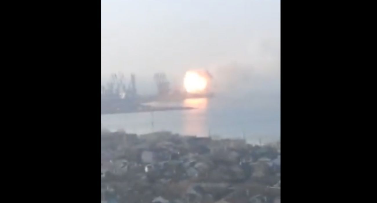 Momento justo en el que un misil impacta contra el buque ruso.