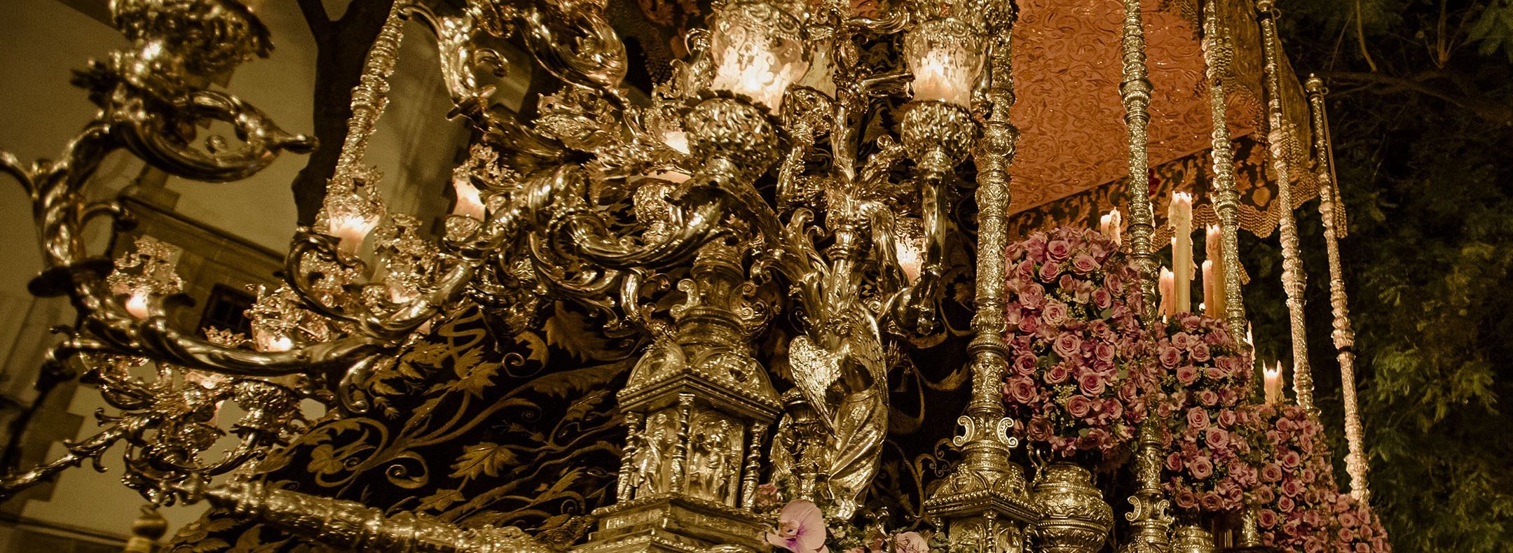 Decoración floral, con rosas, de las jarras del palio de La Soledad.   ESTEBAN