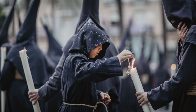 Hermanos con cera de la Hermandad del Perdón.    ESTEBAN