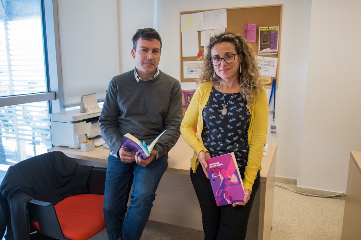 Beltrán Roca y Eva Bermúdez posando con su publicación sobre las mujeres en el movimiento sindical, tras la entrevista. FOTO: MANU GARCÍA. 