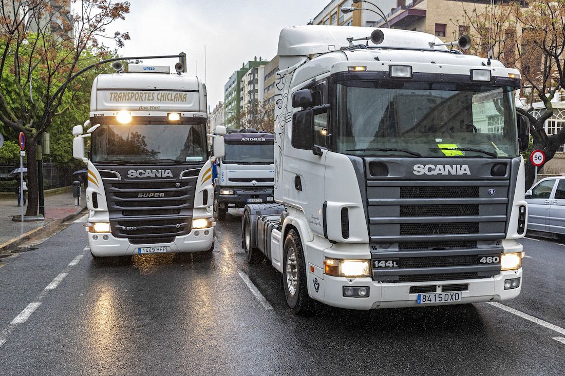 Camiones circulando por Cádiz.