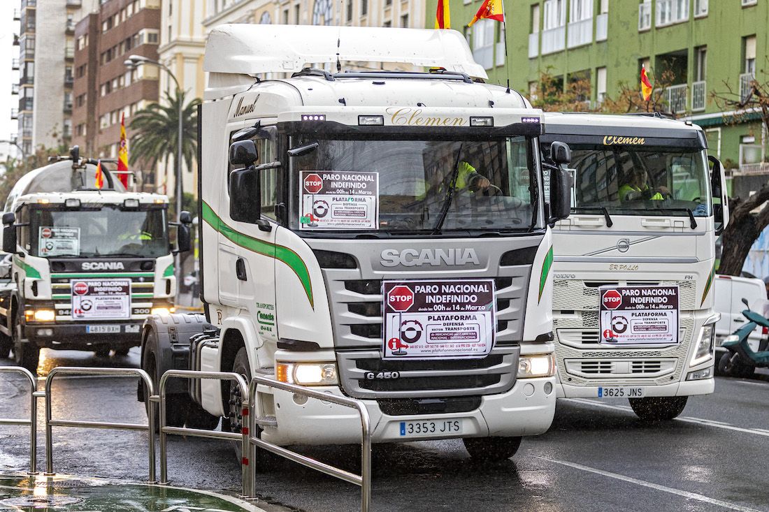 Camioneros en Cádiz, durante el paro del transporte.  GERMÁN MESA