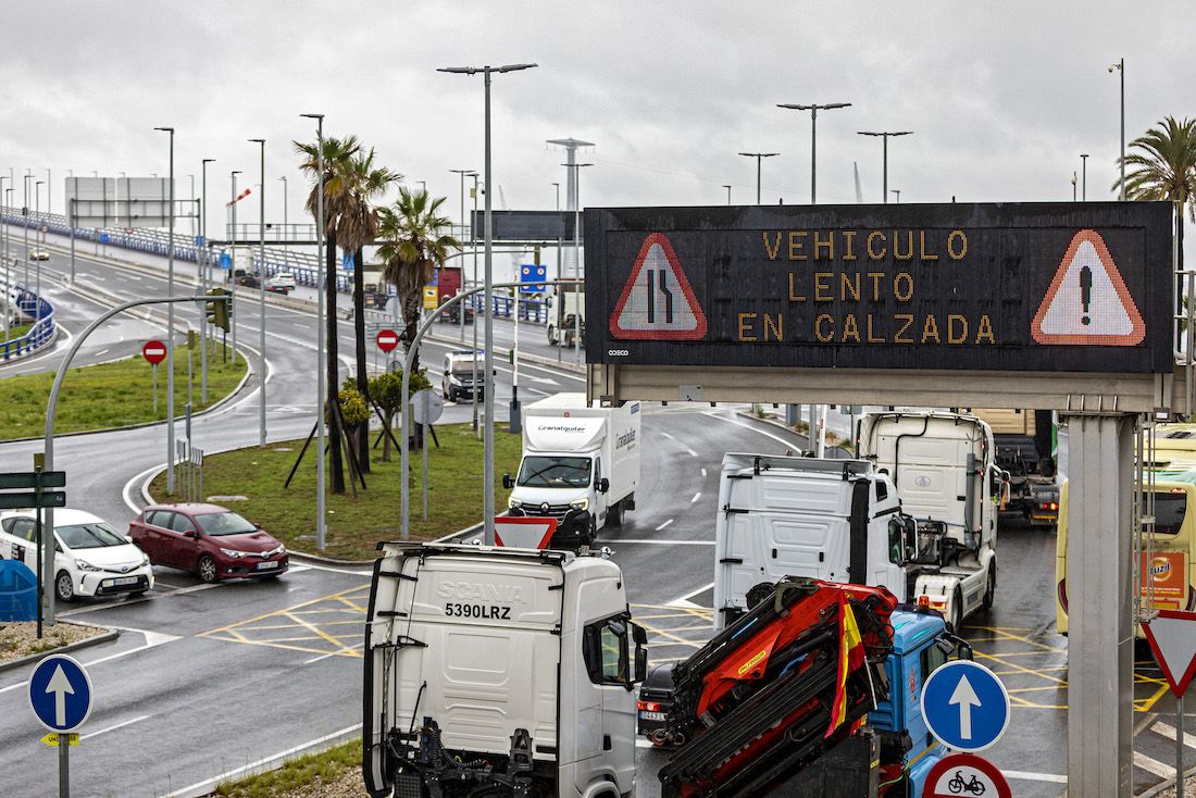 Marcha lenta de los transportistas a su paso por Cádiz.