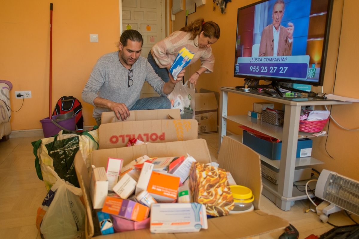 Juan Castro y Rocío Jiménez empaquetando sus cosas antes de abandonar su casa. FOTO: MANU GARCÍA. 