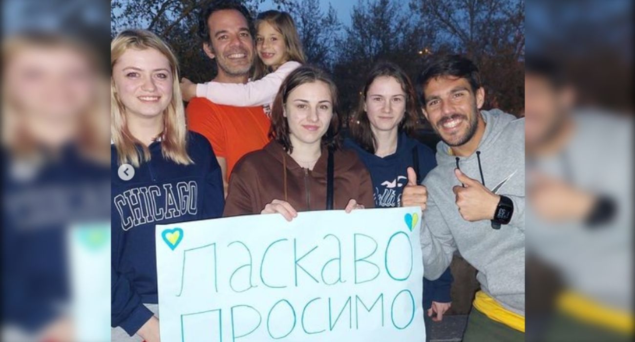 Antonio Jesús, a la derecha, junto a tres hermanas ucranianas que han llegado a Jerez.