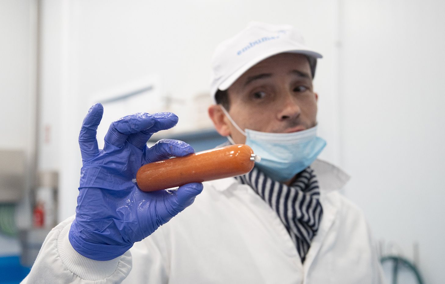 José Viva Sánchez, director de Embumar, mostrando uno de sus embutidos, en su planta de Jerez. FOTO: JUAN CARLOS TORO. 