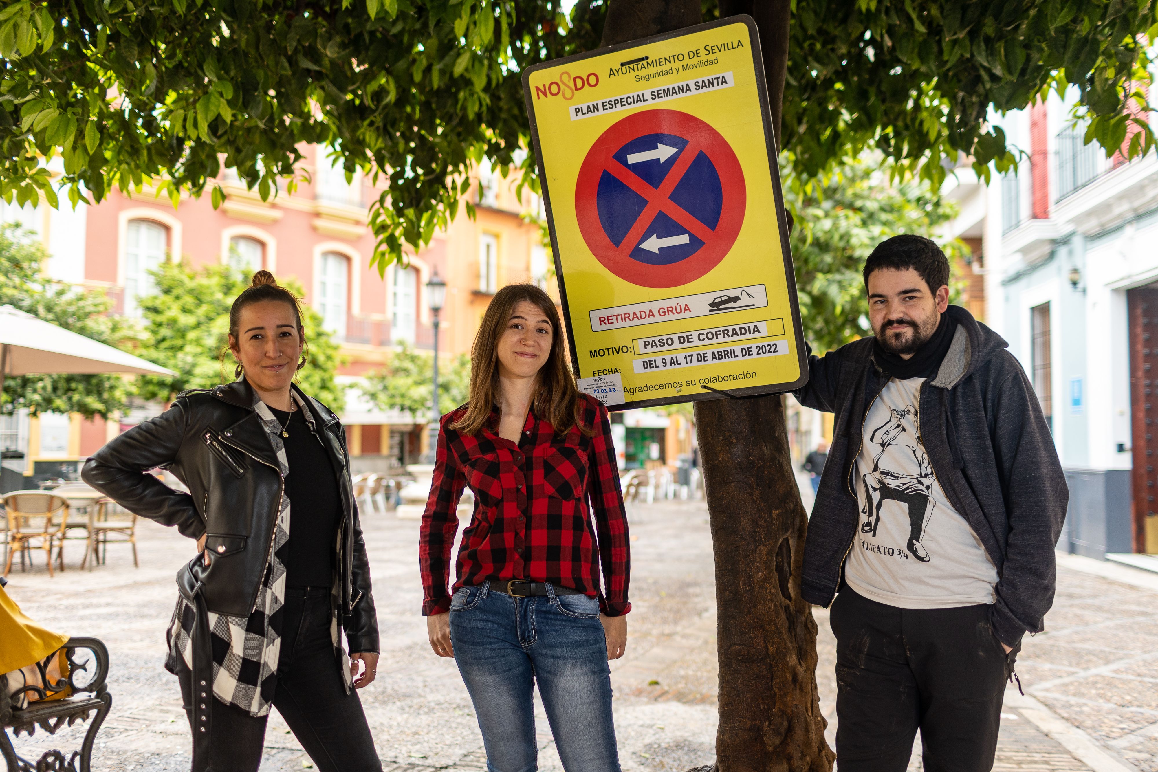Proyecto PALIO (Marian, Grecia y Bernar) en la Plaza de San Andrés de Sevilla, junto a una señal que indica "un plan especial para la Semana Santa"