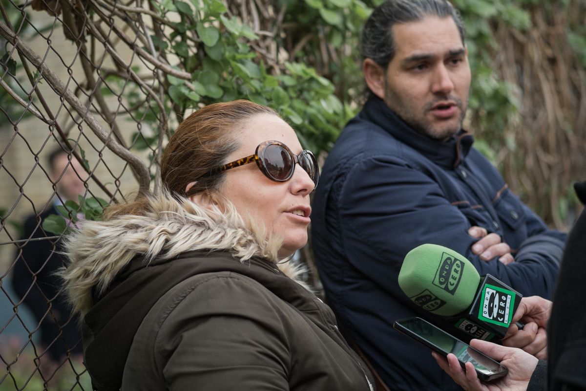 Rocío Jiménez y Juan Castro, momentos antes de ser desalojados de la que fue su casa durante los últimos 14 años. FOTO: MANU GARCÍA. 