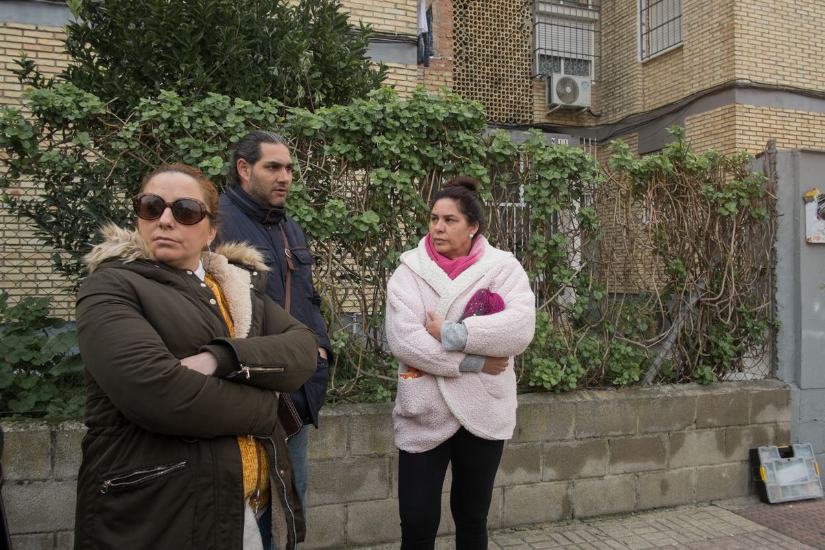 Rocío Jiménez y Juan Castro a las puertas de la casa de la que han sido desalojados. FOTO: MANU GARCÍA. 