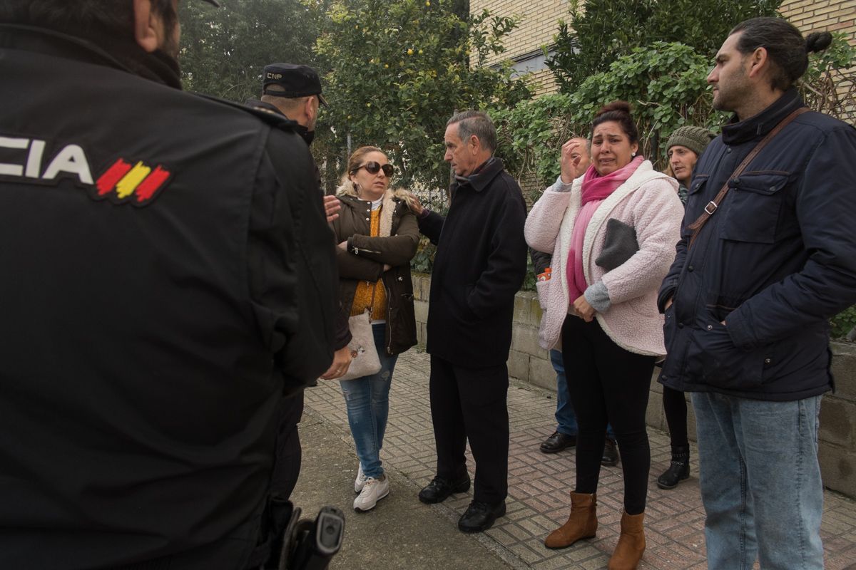 Rocío Jiménez junto al presidente de la asociación de vecinos, su cuñada y su marido, Juan Castro. FOTO: MANU GARCÍA. 