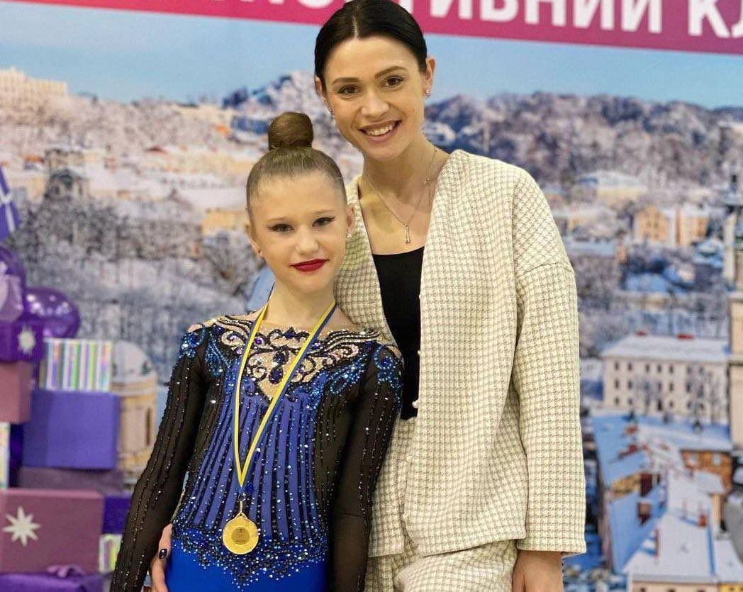 Katya Dyachenko, una prometedora gimnasta ucraniana, muere con 11 años en su casa de Mariúpol. 