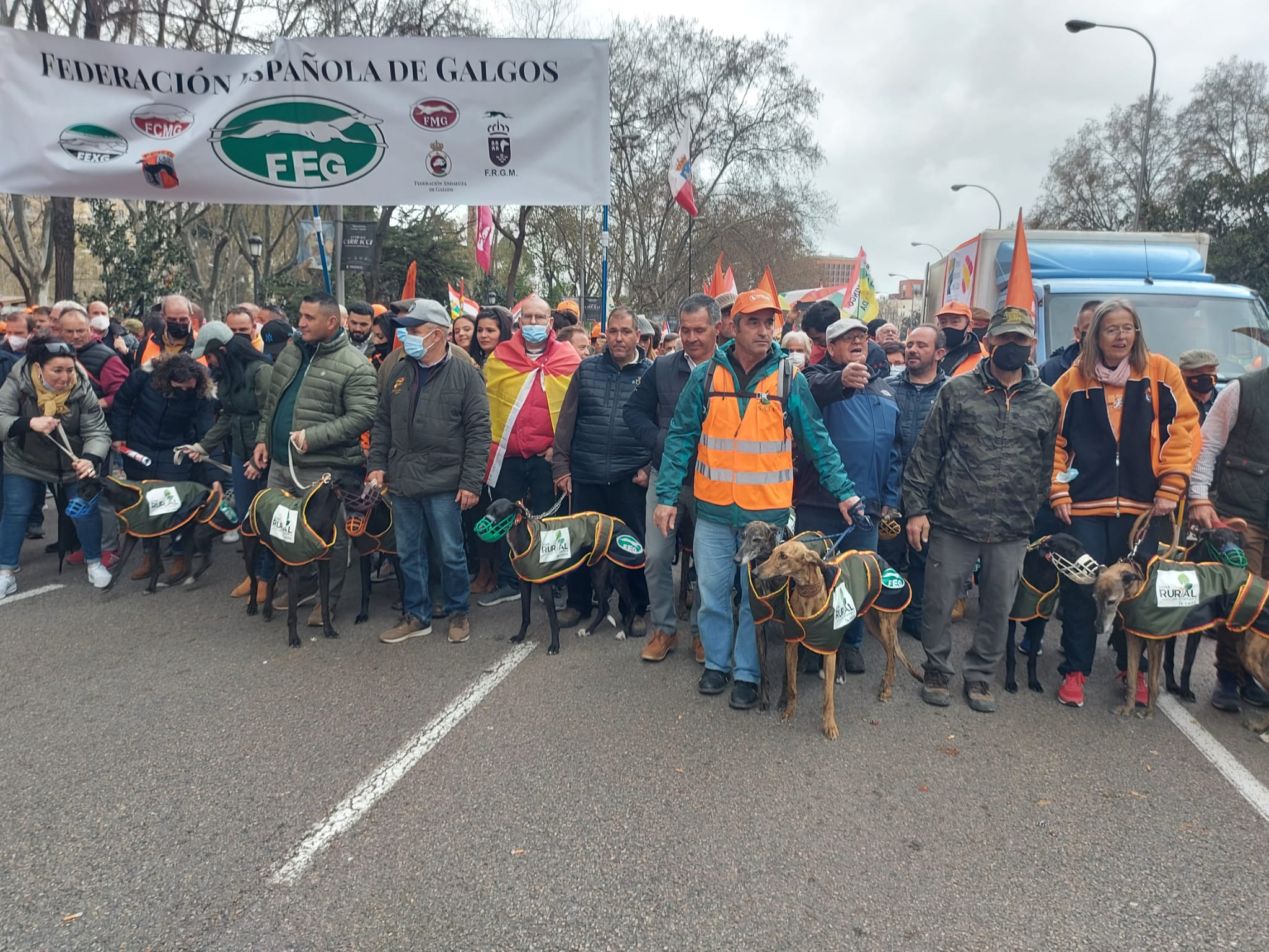 Miembros de las Federaciones Andaluza y Española de Galgos, en la manifestación de Madrid.