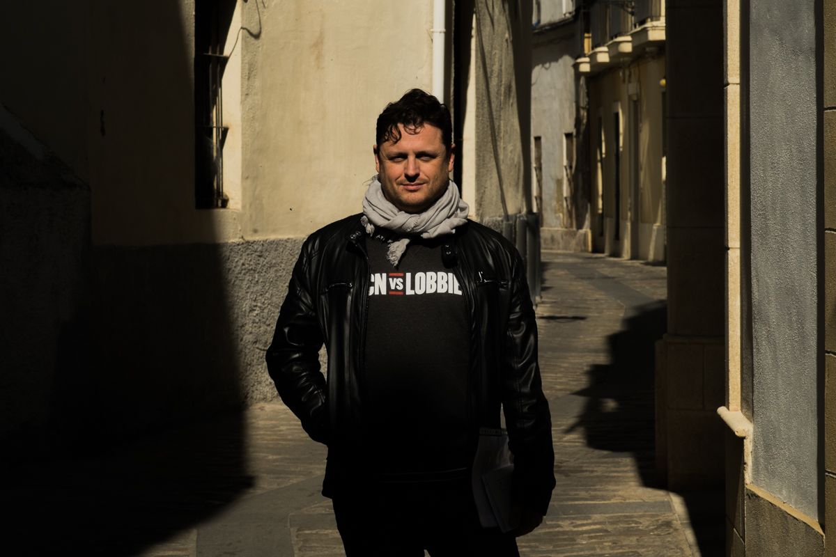 Enric Bárcena, portavoz de Barcelona en Comú, en una calle del centro de Jerez. FOTO: MANU GARCÍA.