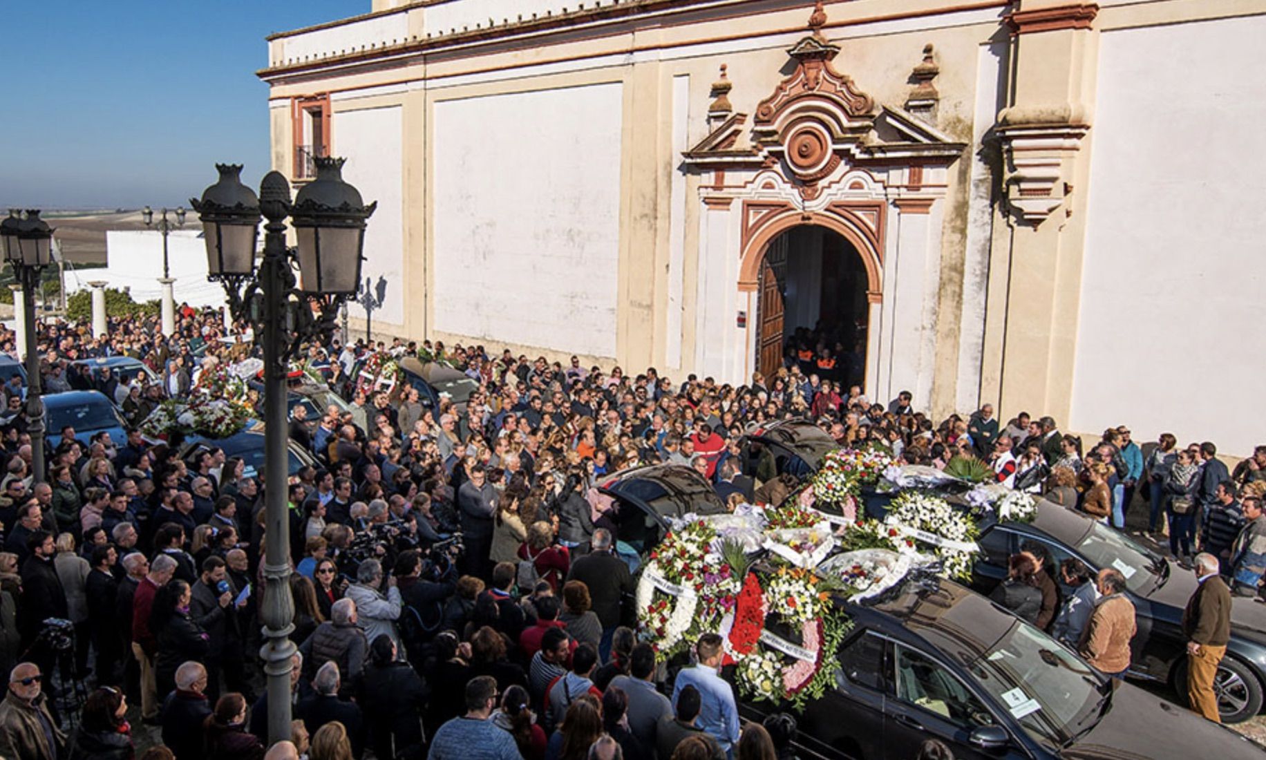 Funeral en Las Cabezas por los cinco trabajadores fallecidos en accidente. FOTO: CANAL SUR.