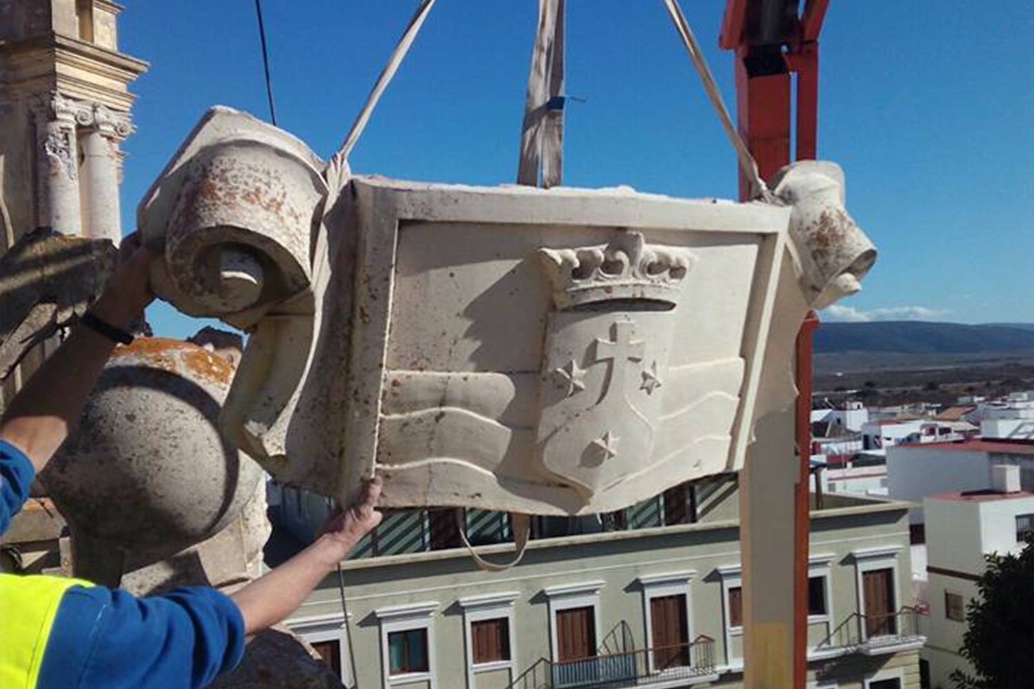 Retirada del escudo del edificio de la Casa Consistorial de Barbate, en diciembre de 2017. FOTO: LVDS. 