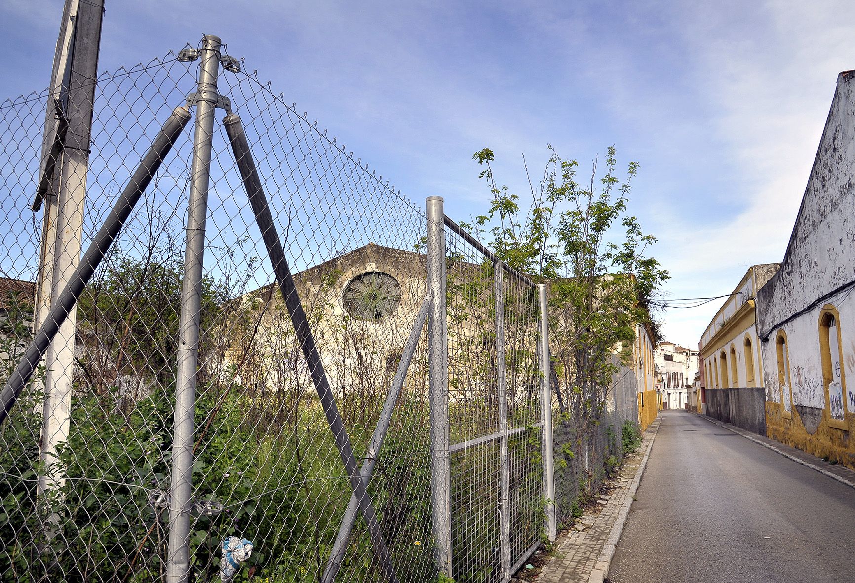 A la venta una parcela de más de 600 metros en Madre de Dios por unos 62.000 euros.