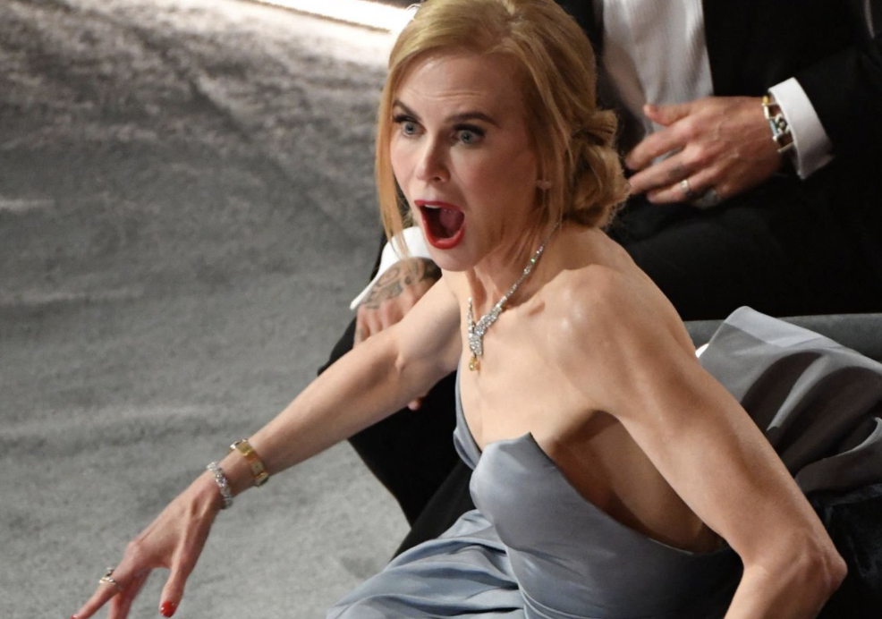 Nicole Kidman, en el momento en que Smith agrede a Rock, en la gala de los Oscar 2022, en una imagen difundida en Twitter.